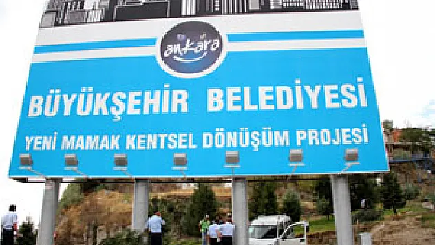 Otomobil Dev Tabelaya çarptı: 2 yaralı