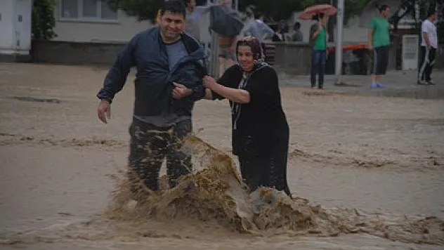 SAMSUN'DA SEL HAYATI FELÇ ETTİ