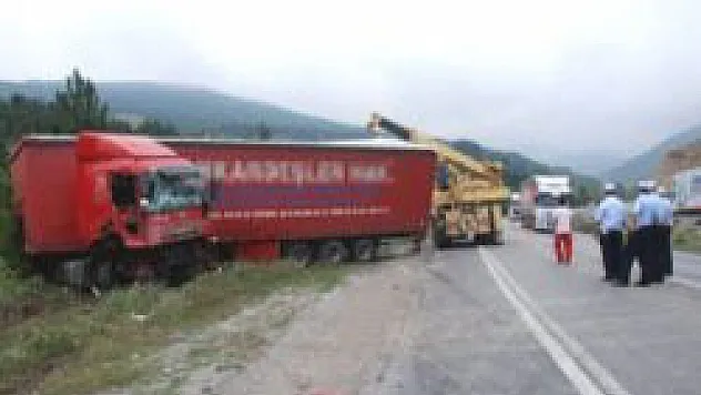 Samsun'un Kavak ilçesinde kamyonetle tırın çarpıştığı kazada 3 kişi öldü, 1 kişi ağır yaralandı.