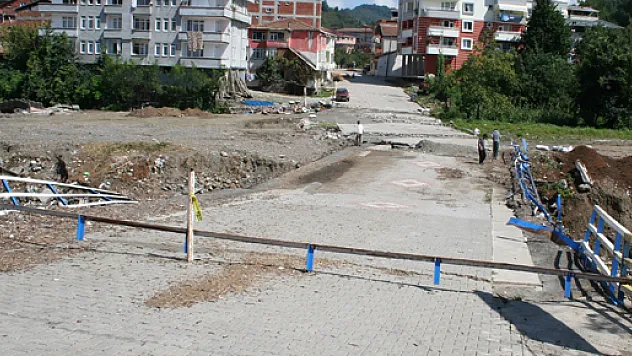 Salıpazarı'nda Yıkılan Köprü Yerine Yenisi Yapılıyor