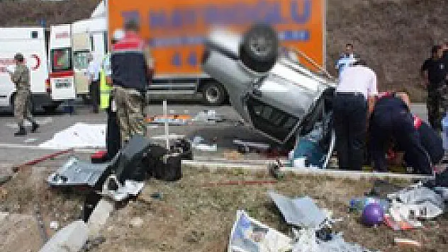 Otomobil Takla Attı: 2 Ölü, 3 Yaralı