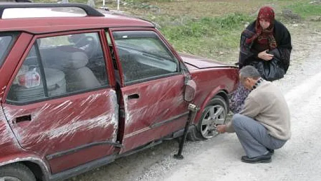 Lastiği patlayan araç takla attı