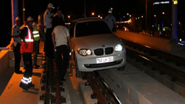 Otomobil tramvay yoluna girdi