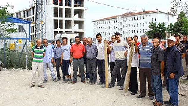 Hastane inşaatında işçiler grev yaptı