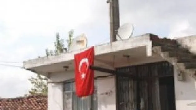 Şehit asker izin dönüşü evine bayrak asıp gitmiş…