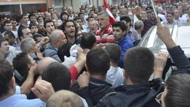 Yüzüne yumruk geldi