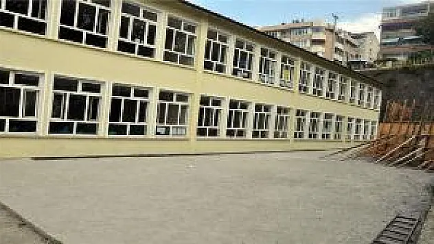 'Müfettiş yardımcısıyım' diyerek okullarda tadilat yaptırdı