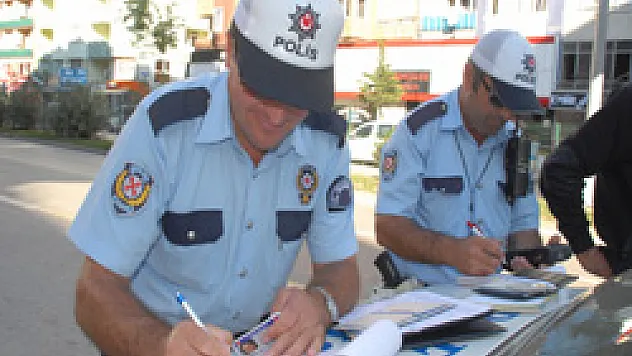 Trafikte cep telefonu ile konuşanlara ceza