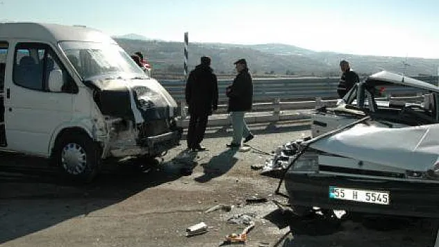 Otomobil minibüsle çarpıştı: 1 ölü 3 yaralı