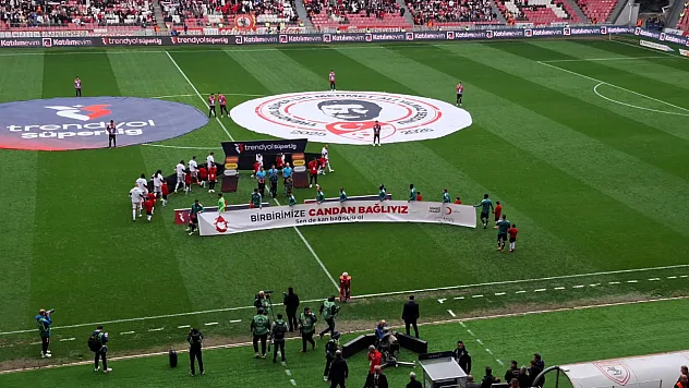 19 Mayıs Stadı'nda anlamlı tablo: Kan bağışı ve otizme destek verildi!