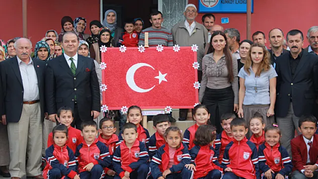 Türk Bayrağı Bütün Köyü Birleştirdi