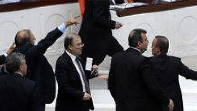 Meclisde namaz kavgası