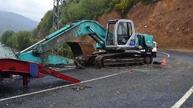 İş Makinesi Tır'dan Düştü