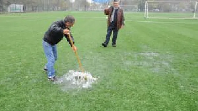 Yeni yapılan suni çim sahayı su bastı!