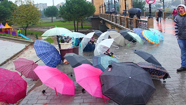 Yağmur yüzlerini güldürdü