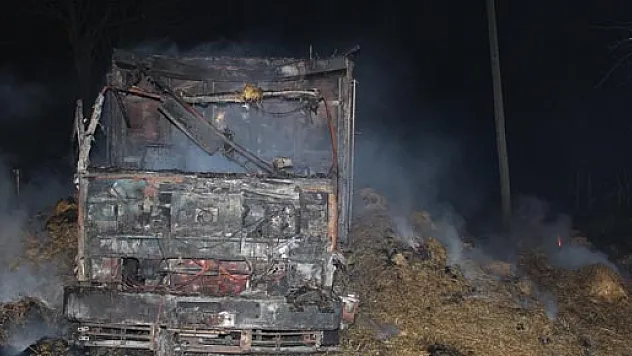 Saman Yüklü Kamyon Yanarak Kül Oldu