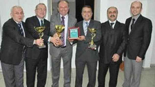 Amatörde Kupalar Dağıtıldı