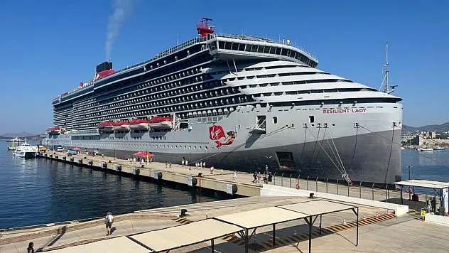 2.600 Yolcu Taşıyan Dev Gemi Bodrum Limanı'na Demirledi
