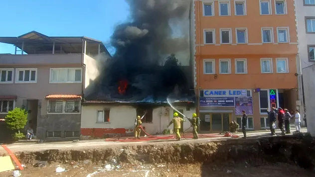 2 katlı ev alev alev yandı