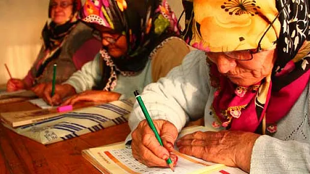 73 YAŞINDA OKUMA YAZMA ÖĞRENİYOR