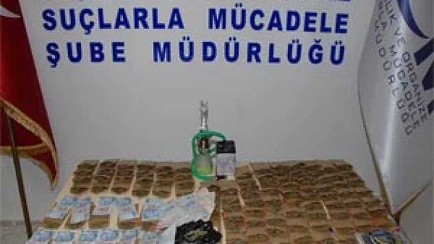 UYUŞTURUCU SUÇUNDAN ARANAN GENÇ TESLİM OLDU