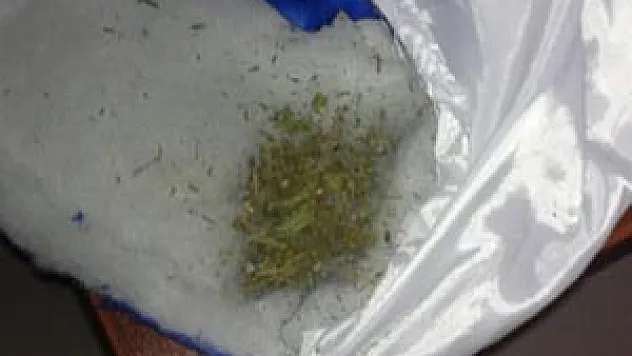 CEZAEVİNE ESRAR SOKMAK İSTERKEN YAKALANDI