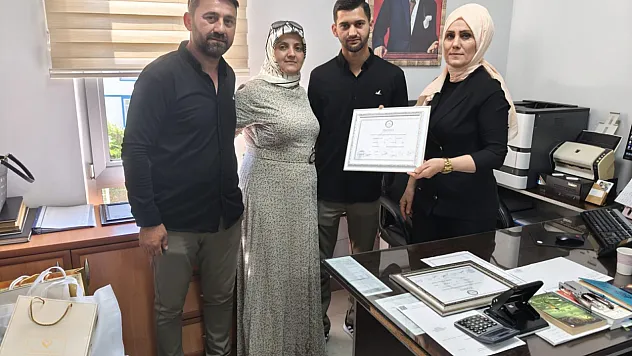 21 yaşında muhtar seçilen Emirhan Çepe mazbatasını aldı