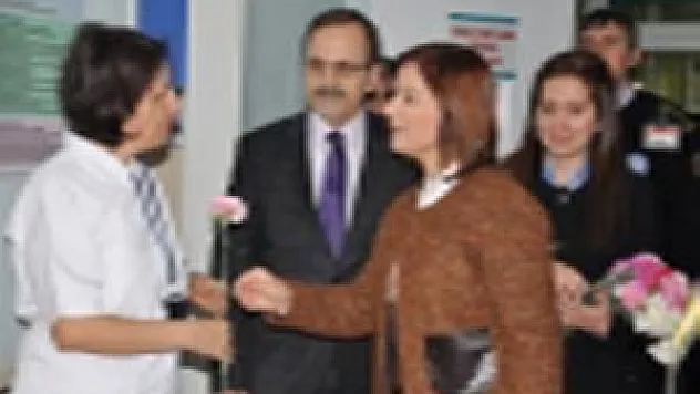 HASTANEDE GÜL DAĞITTILAR