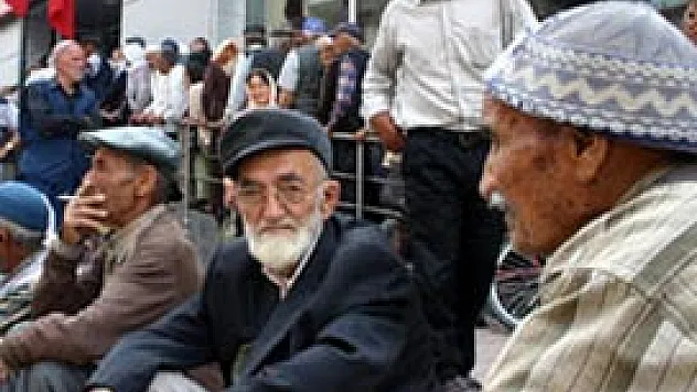 Emeklilerin zamlı maaşları marta kaldı