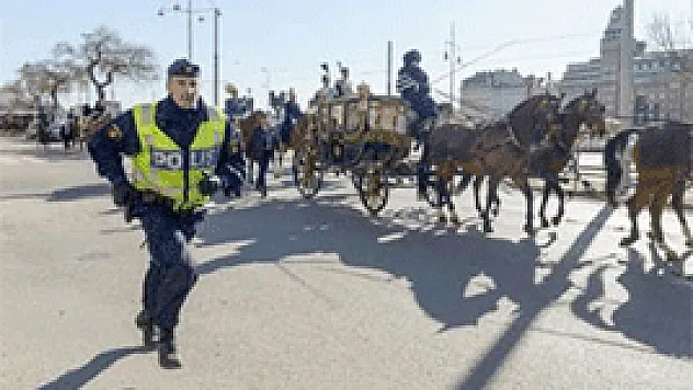 Gül'ü koruyan polis öldü