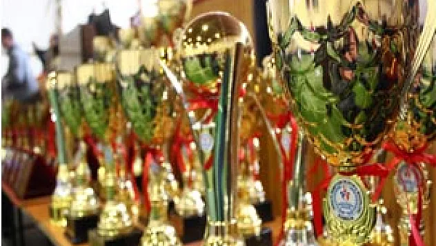 BAŞARILI SPORCULARA KUPA TÖRENİ