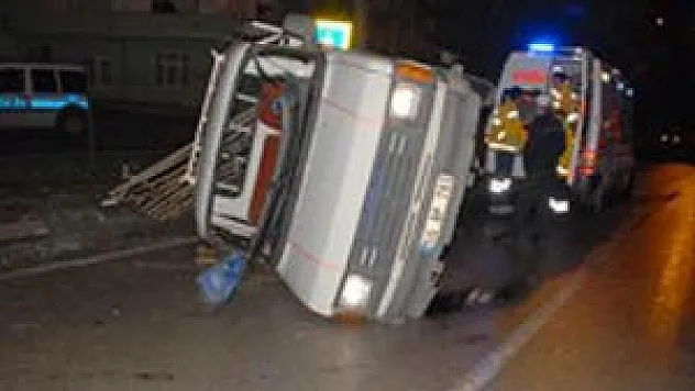 Devrilen Aracın Sürücüsü Yaralıları Bırakıp Kaçtı