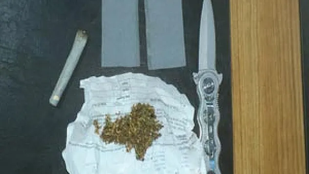 POLİS ŞÜPHELİ ŞAHISLARI ESRARLA YAKALADI