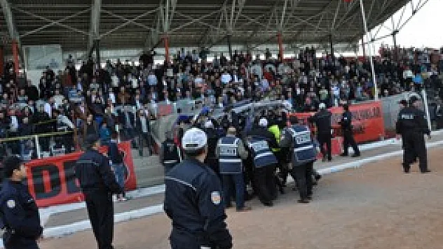 BÖLGESEL MAÇTA FUTBOLCULAR İLE TARAFTARLAR YUMRUK YUMRUĞA KAVGA ETTİ