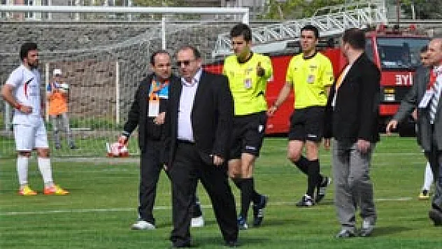 BÖLGESEL MAÇTA FUTBOLCULAR İLE TARAFTARLAR YUMRUK YUMRUĞA KAVGA ETTİ