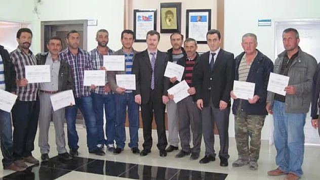 İNŞAAT USTALARI BELGELERİNİ ALDI