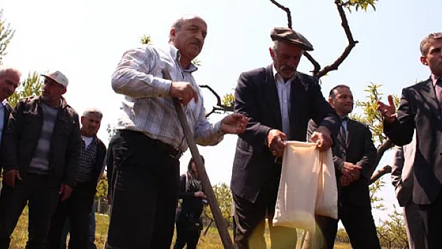 ÇİTÇİLERE TOPRAK TAHLİLİ VE GÜBRELEME ANLATILDI