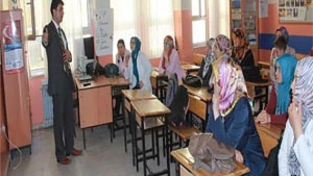  Değirmenbaşı Orta Okulu'nda Velilere AB projeleri anlatıldı