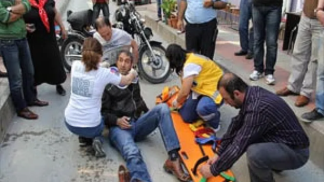 KAMYONET MOTOSİKLETE ÇARPTI: 1 YARALI