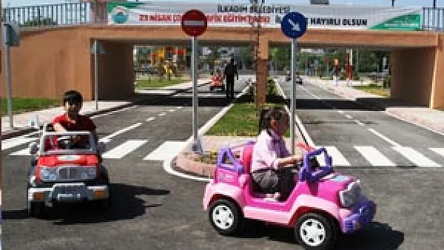 TRAFİK KURALLARINI EĞLENEREK ÖĞRENİYORLAR