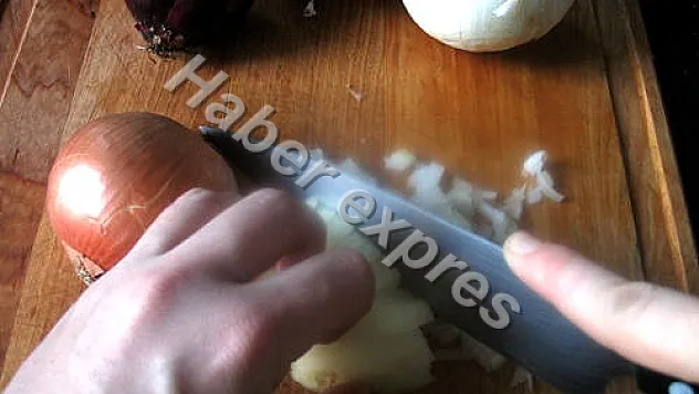 Soğan doğrarken kendini göğsünden yaraladı