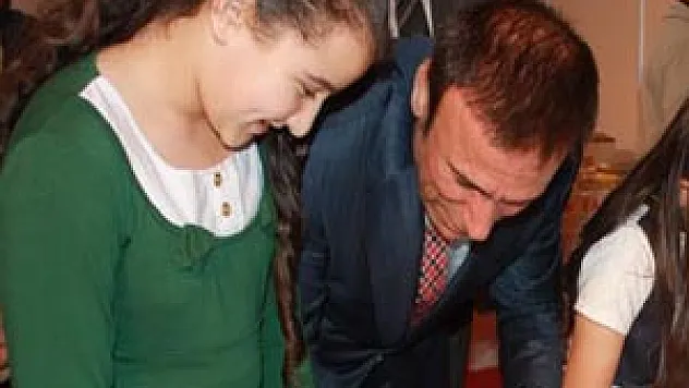 OSMAN GENÇ, KİTAP FUARINI ZİYARET ETTİ