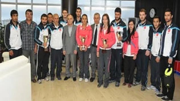 OMÜ JUDO TAKIMI KUPALARINI REKTÖR AKAN'A HEDİYE ETTİ