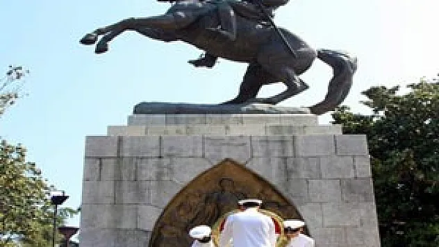 DAMYO Anıta Çelenk Sundu