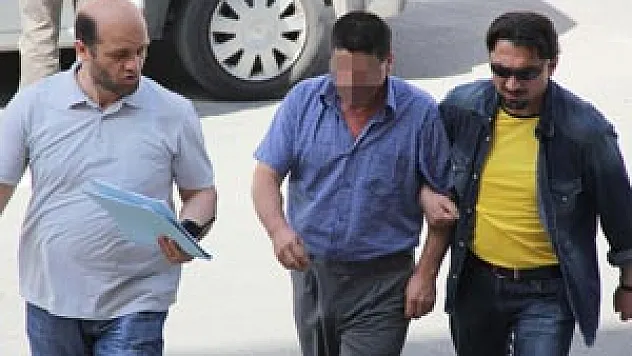 Polis Arabasından Çanta Çaldı