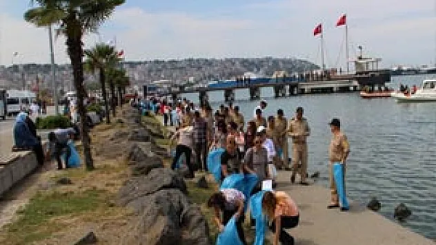 Sahilde 'Çevre Günü' Temizliği