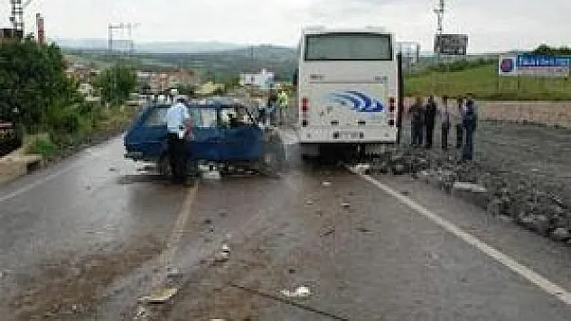 Otomobil İle Servis Otobüsü Çarpıştı: 2 Ölü, 10 Yaralı