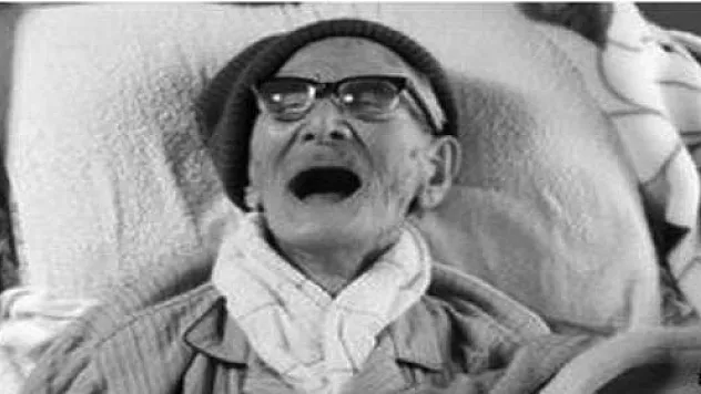 YAŞLI ADAM KENDİNİ BIÇAKLADI