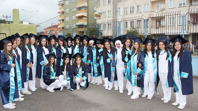 77 Sağlıkçı mezun oldu