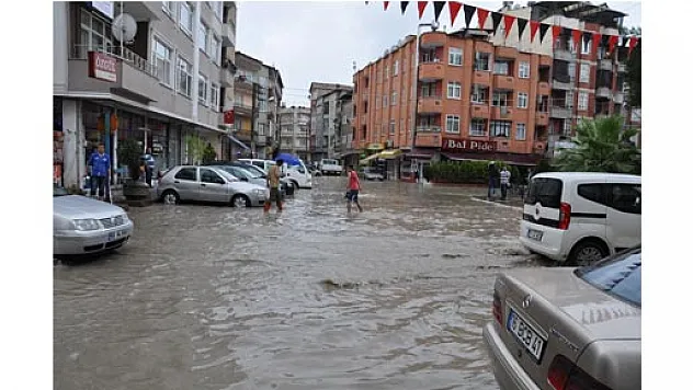 BAFRA'DA ŞİDDETLİ YAĞIŞ